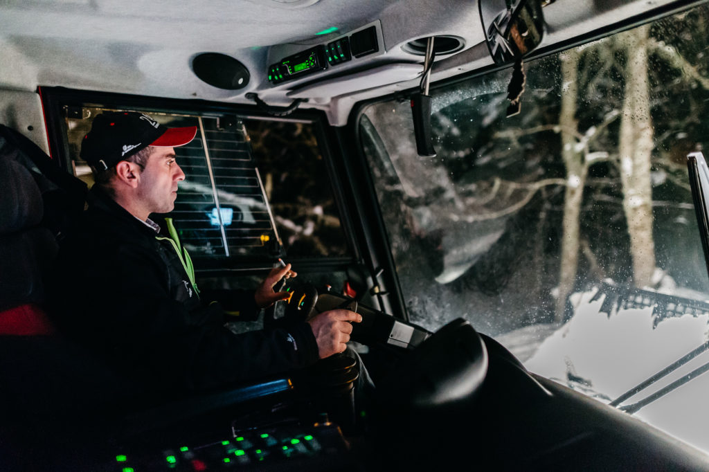 22 janvier 2016. Jean Marc Bollaret, 34 ans, passe ses soirées de 17h30 à 1h00 du matin au damage des 35 km de pistes de la station : « ce métier c'est une passion, j'aime la puissance de ces machines ». Il est responsable d'une équipe de 4 dameurs : son grand frère Olivier, son neveu Nicolas et Jean-Marie, 52 ans, le doyen de la bande. Saisonnier depuis 7 ans, Jean-Marc passe ses étés à faire des travaux de terrassement au village. Pour les stations de moyennes montagne, un damage précis est indispensable afin de maintenir en état les pistes. Souvent de la neige est transportée des endroits abondants vers les zones en manque de neige.