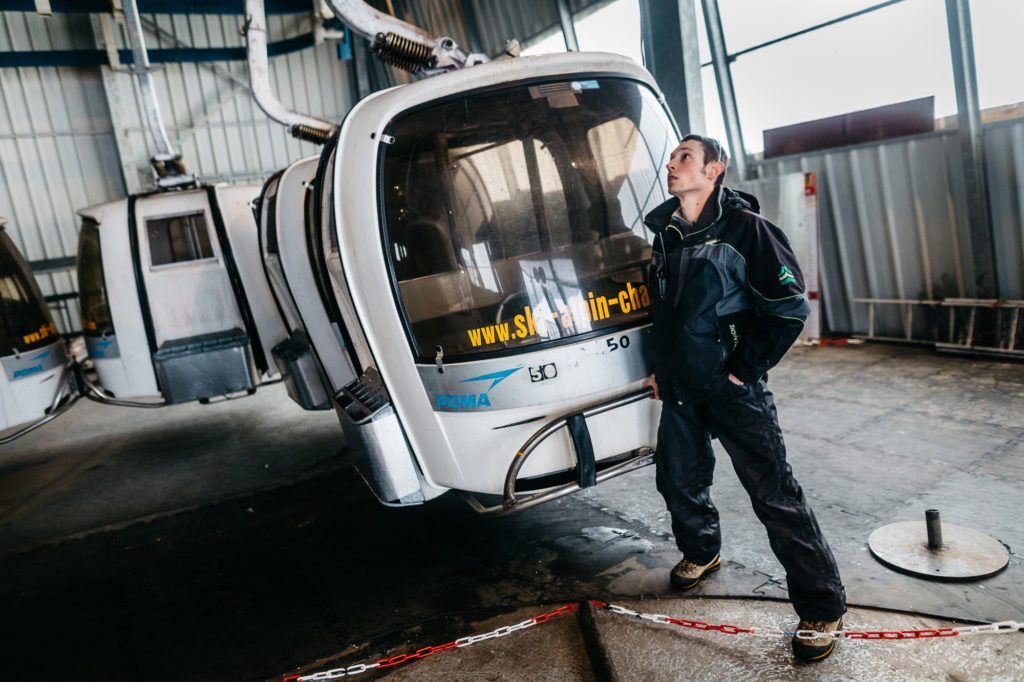 Le 23 janvier 2016, Mickaël Loiri, 26 ans, est perchman pour la station. Tout les matins, à 8h il prend son poste et mets en place les « oeufs » en haut du Télécabine des Essarts qui lie le bas du village au haut du domaine. Il fait partie des 40 saisonniers embauchés chaque hiver pendant 3 à 4 mois.