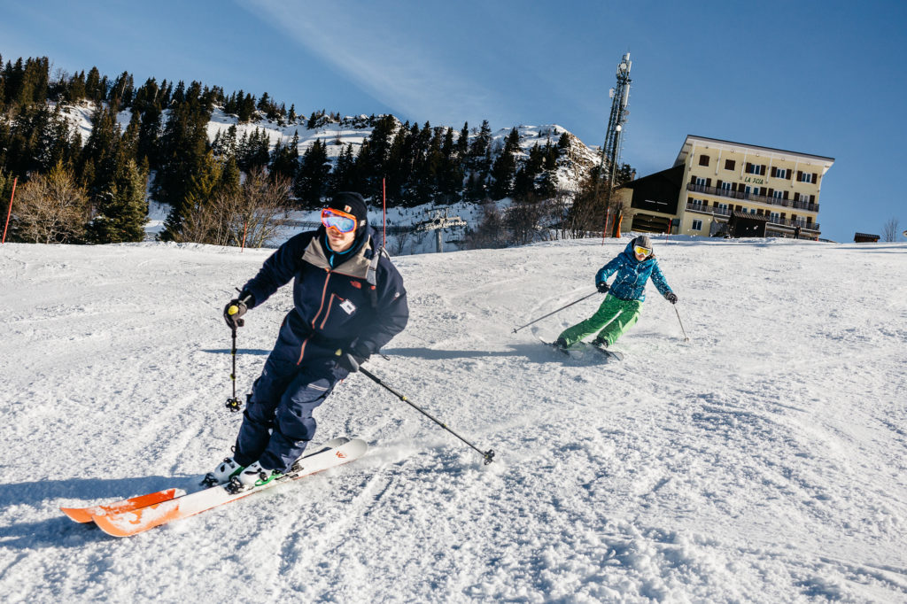 23 janvier 2016. Ludovic et Charlotte, grenoblois, profite du weekend et de la proximité de Saint-Pierre avec la capitale de l'Isère pour quelques descentes en dessous de La Scia, au sommet de la station (1791m). Avec les Lyonnais et les Voironnais, les Grenoblois constituent le gros de la clientèle qui apprécie le côté familial et les tarifs abordables.