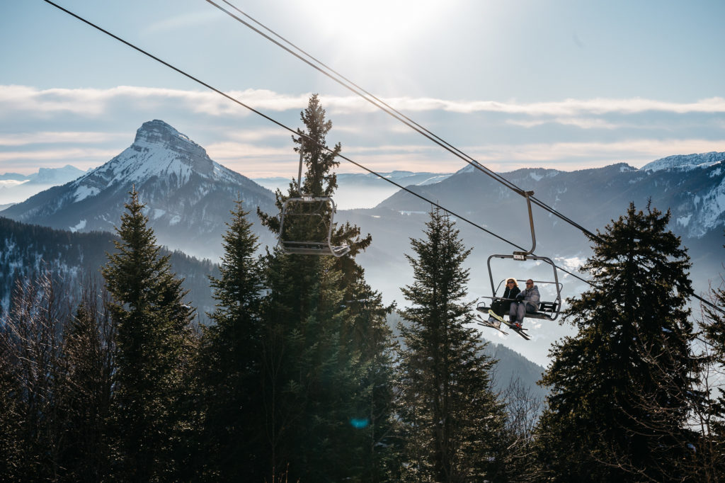 23 janvier 2016. Des skieurs sur le télésiège de la Scia qui accéde au sommet du domaine. La station a accueillé en 2015 plus de 100 000 skieurs sur une ouverture allant des premiers week-end de décembre à la mi-mars. Au fond à gauche, le sommet de Chamechaude, s'élevant à 2 082 mètres d'altitude.