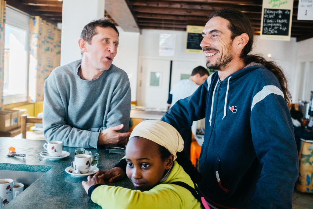 23 janvier 2016. Au comptoir de la Scia, le restaurant-gite d'altitude au sommet du domaine skiable, Bertrand Leloup, 45 ans (à droite) prends un 