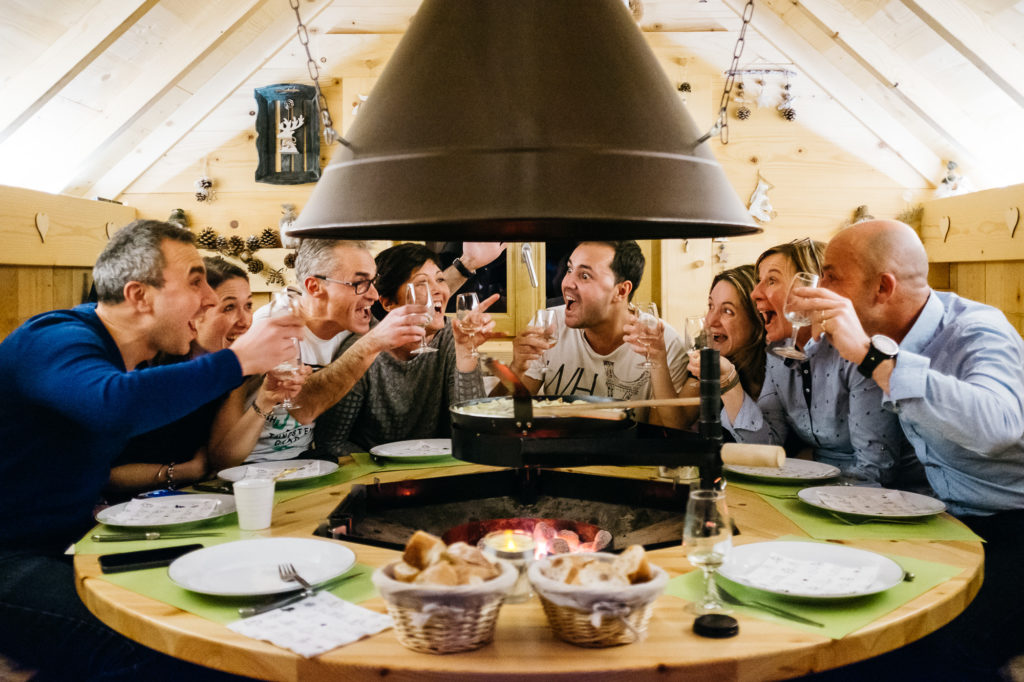 Tous voisins en région parisienne, ce groupe d'ami célèbre son weekend en Chartreuse à La Cabane autour d'une tartiflette. Ils dorment au Beau-Site, repris-il y 2 ans par Laure Sestier, 25 ans, qui comme son beau-frère César Dallung 28 ans, créateur du restaurant le 16'Art ou Benoit Koch, 36 ans, moniteur de ski et tenancier à la Cabine, rajeunissent depuis peu l'offre hôtelière et culinaire du village.