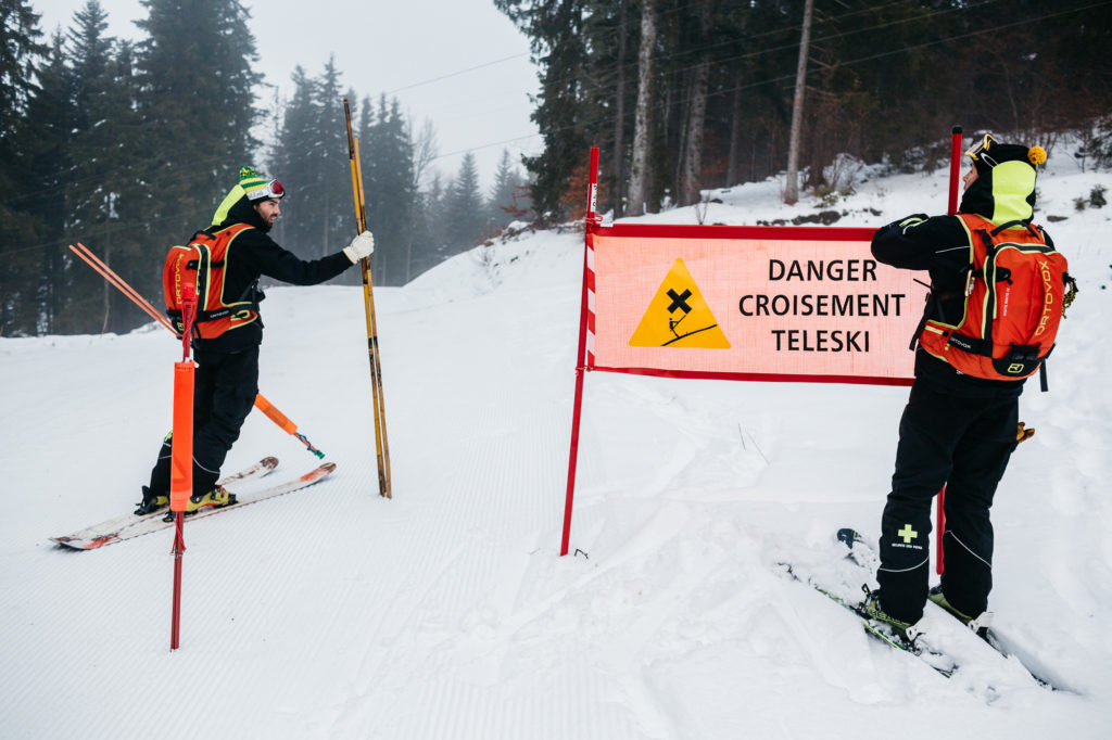 23 janvier 2016. Stéphane Claret, 49 ans, est le chef des pisteurs de la station et entame sa 26éme saison à ce poste. Avec son collègue Cyril Dumas, ils balisent les pistes chaque matin avant l'arrivée des premiers skieurs. Ils aussi ont pour mission d'assurer le secours des blessés ou le déclenchement préventif des avalanches. Au village, Stéphane est le batteur du groupe de rock local les Boum Boum Boys.
