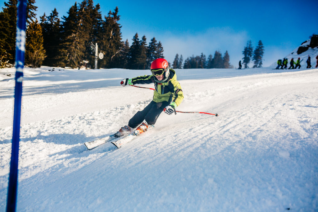 23 janvier 2016. Un jeune du Club des Sports de Saint Pierre de Chartreuse participe à son entrainement hebdomadaire au Géant sur la piste du Creux de la Neige au sommet du domaine. Comme lui une cinquantaine d'enfants et d'adolescentes du village et des villages alentour pratiquent le ski alpin sous la responsabilité des moniteurs de l'ESF (École de Ski français). Plusieurs fois pendant l'hiver, ils vont ensuite participer à des courses dans d'autres stations des Alpes.
