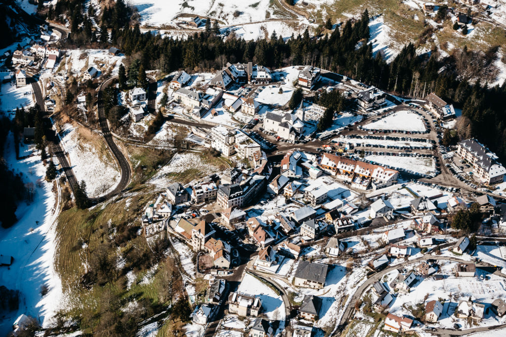 24 janvier 2016. Vol au dessus de Saint-Pierre de Chartreuse avec Sam Praline, 35 ans, moniteur de parapente depuis 2 ans avec l'école Volez qu'il a crée. La population de la commune en augmentation constante dépasse aujourd'hui les 1000 habitants pour une superficie proche de celle de Paris. On y recense 56 hameaux.