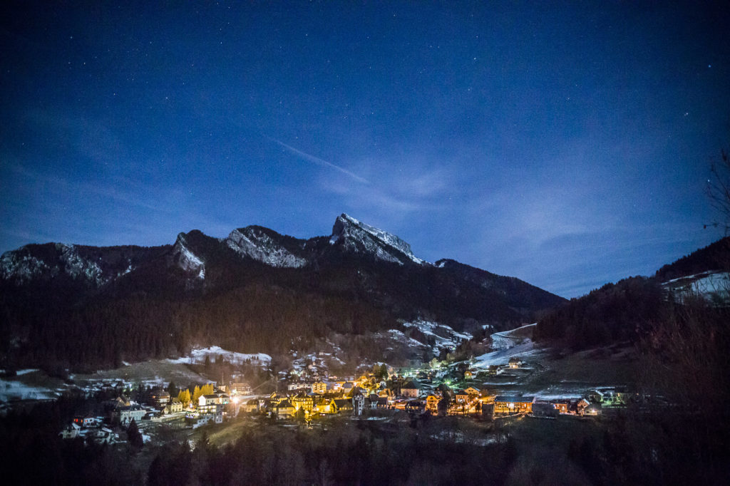 24 janvier 2016 Le village de Saint-Pierre de Chartreuse, de nuit a l'abri du Grand Som, 2026m.