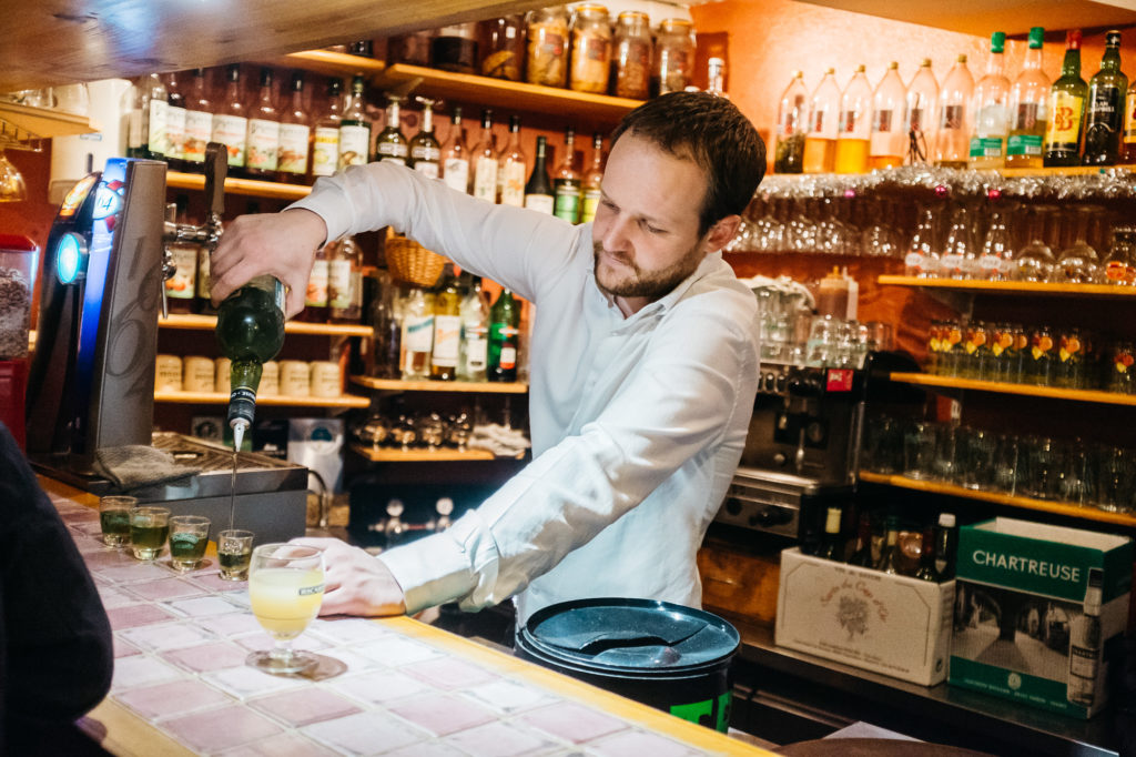 24 janvier 2016. Minuit passé ce samedi soir, César Dallung, 28 ans, offre une tournée de chartreuse à ses clients : des jeunes du village, la plupart saisonniers, qui se presse après chaque journée dans son bar-restaurant qu'il a ouvert il y a deux saisons. Fils de Pascal Dallung qui tient le restaurant la Scia au sommet de la station, César propose midi et soir une cuisine locale et du jour sur l'inspiration de son chef. Il tient à se fournir en produit de producteurs locaux. Il n'y a que quelques bars à Saint-Pierre de Chartreuse qui ont pour spéficités d'être ouverts toute l'année et de participer ainsi à la vitalité de la commune.