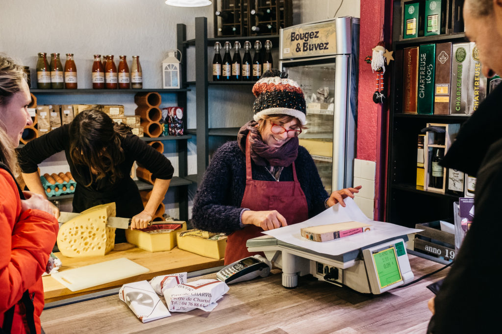 24 janvier 2016. Pascale Charvoz dans sa fromagerie où l’on trouve les produits locaux comme le Mont Granier ou la Tomme de Chartreuse. Elle fait partie des nombreux commerçants qui maintiennent le village en vie été comme hiver. Elle est voisine de la boulangerie et de l'historique Boucherie Guerre qui fournissent les restaurants du massif. Et c'est un jeune du pays, Martin Guillemin, 22 ans, qui a repris le tabac-presse l'année dernière.