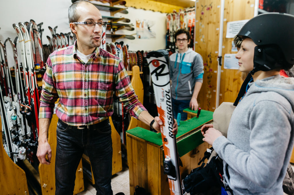 Les clients sont nombreux ce dimanche 24 janvier 2016 au magasin de location/vente de Stéphane Brun. Dans la boutique ouverte par ses parents en 1972, il équipe les skieurs occasionnels en matériel de location. Quand il ne s'occupe pas de ses 3 enfants, tous inscrits au club de ski de la station, Stéphane gère la caserne des pompiers de Saint-Pierre.