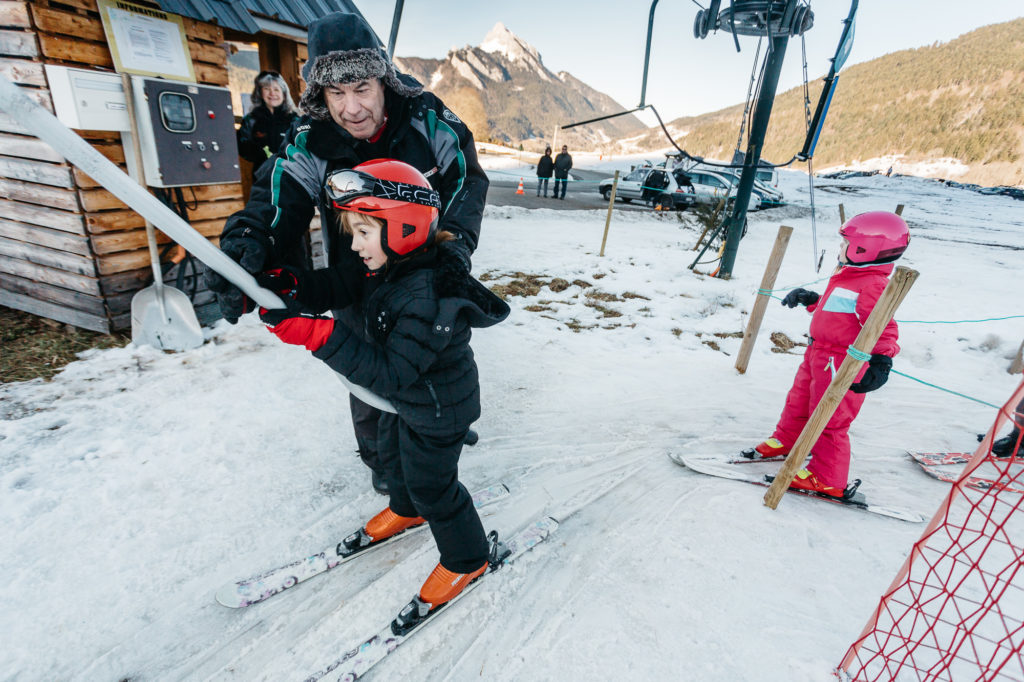 Guy Becle-Berland, cette figure de la vie locale, président de l'office de tourisme et créateur des rencontres Brel continues à transmettre les perches aux enfants du village à la station associative Les Égaux sur la commune de Saint Pierre de chartreuse où il est né. La station, en grande difficulté il y a quelques années a été sauvé par ses habitants qui ont repris la gestion des 4 téléskis de façons associatives 