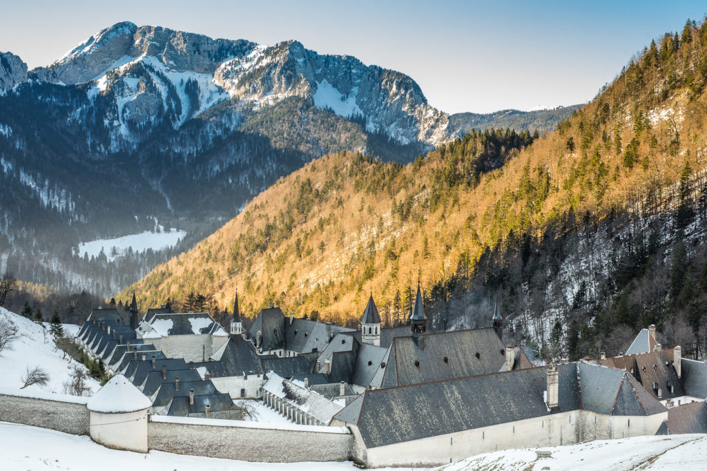 25 janvier 2016. Le monastère de la grande chartreuse qui abrite une vingtaine de moines de l'ordre des Chartreux. La vente de la liqueur de Chartreuse leur assure une autonomie financière. Une fois par semaine ils se rendent au village.