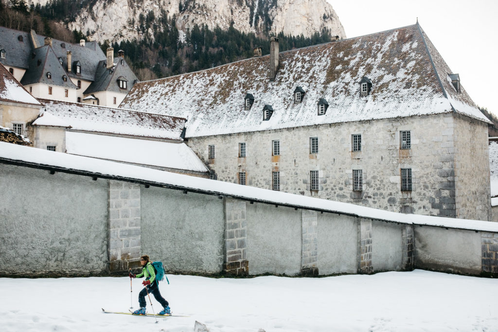 Une randonneuse à ski, alternative prisée au ski alpin, passe tôt le matin du 25 janvier 2016 devant le monastère de la grande chartreuse qui abrite une vingtaine de moines de l'ordre des Chartreux. La vente de la liqueur de Chartreuse leur assure une autonomie financière. Une fois par semaine ils se rendent au village.