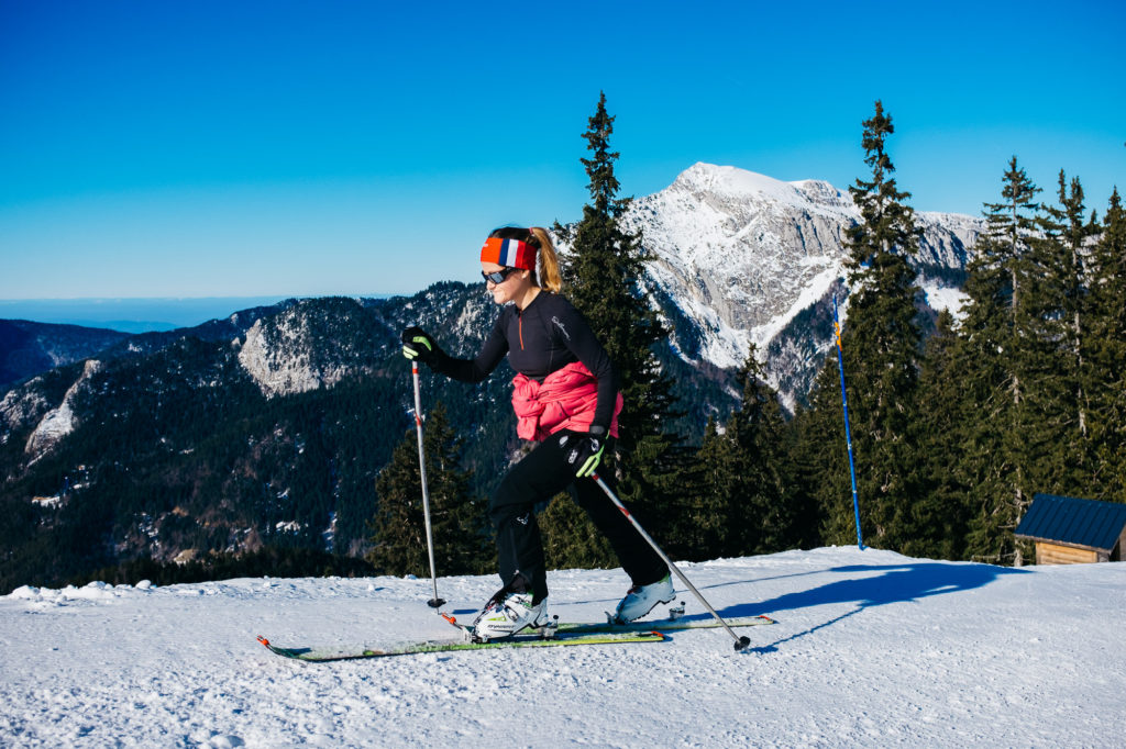 25 janvier 2016. Anna-Lou Bouvet, 26 ans, a quelques mètres du sommet du domaine de Saint-Pierre de Chartreuse. Originaire de la commune voisine de Saint-Pierre d'Entremont, elle s'est liberté sa matinée avant de retourner sur Annecy où elle vit pour réaliser en quelques heures l'ascension du massif en ski de randonné. La pratique, gratuite et en plein essor, est valorisée par plusieurs parcours dédiés et sécurisés pour les randonneurs mis en place par la station et l'organisation 