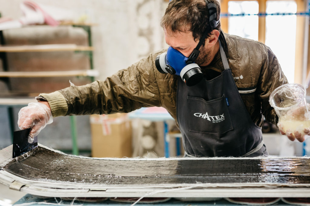 26 janvier 2016. Christian Alary, 37 ans confectionne avec sa compagne Raphaëlle un ski de randonné sur mesure. Après plusieurs années dans chez Rossignol, il fonde en 2014 « La Fabrique du Ski » dont les locaux à la Diat, sur la commune de Saint-Pierre. Ils réalisent plus de 150 paires de skis par ans, du « made in chartreuse » artisanal.
