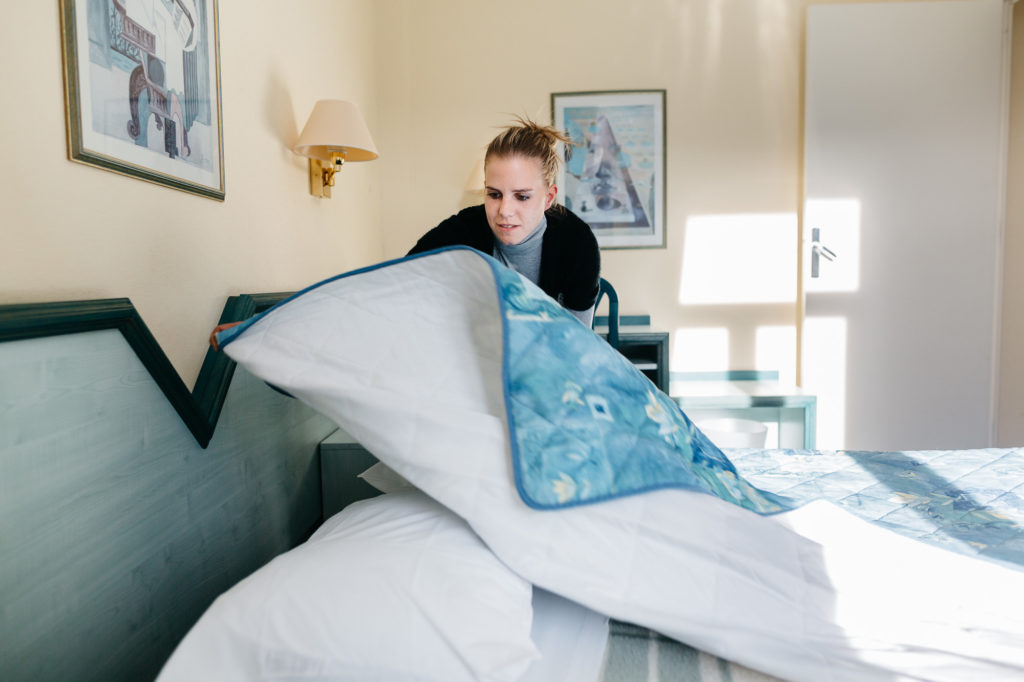 26 janvier 2016. Laure Sestier, 25 ans, prépare une chambre à l'Hôtel Beau-Site, le dernier en activité au centre de Saint-Pierre de Chartreuse. Elle est de la 5éme génération de cet hôtel familial de 26 chambres crée en 1901. Elle a repris avec l'aide de sa mère la gestion du lieu qui a subi des difficultés ses dernières années. Elle compte mettre à profit sa jeunesse et sa fraicheur pour redynamiser l'établissement. Rénover le lounge et les chambres fut parmi ses premières priorités. Son frère, Julien, travaille dans le bâtiment et est perchman à la station Les Égaux l'hiver, sa soeur Céline tient avec son compagnon César, le restaurant le 16'Art, à quelques mètres.