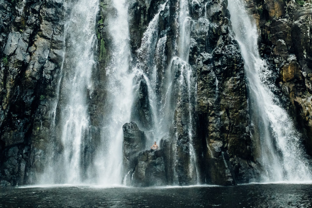 Un jeune lycéen se baigne dans la cascade Niagara sur l'Île de la Réunion le 24 février 2017.