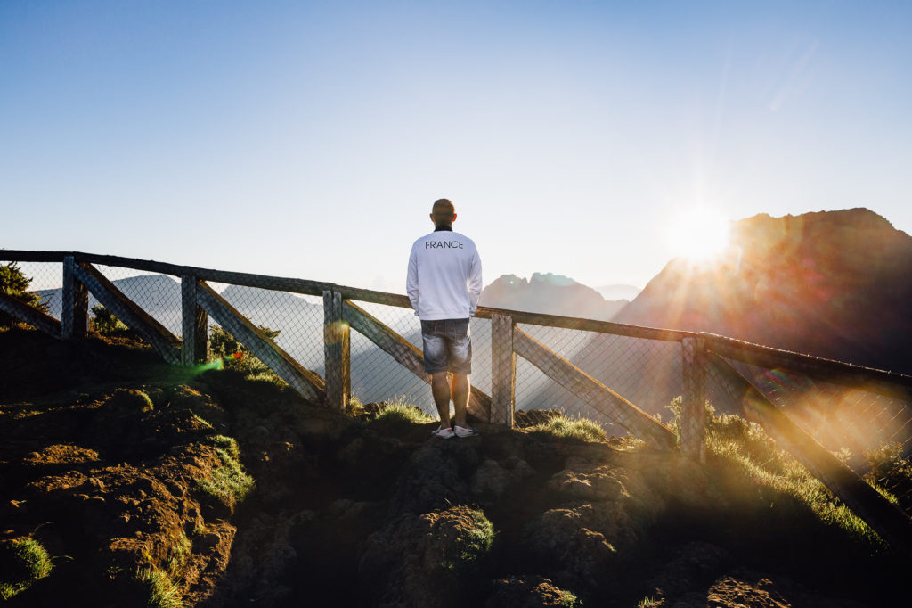 Une personne avec un haut portant l'inscription 