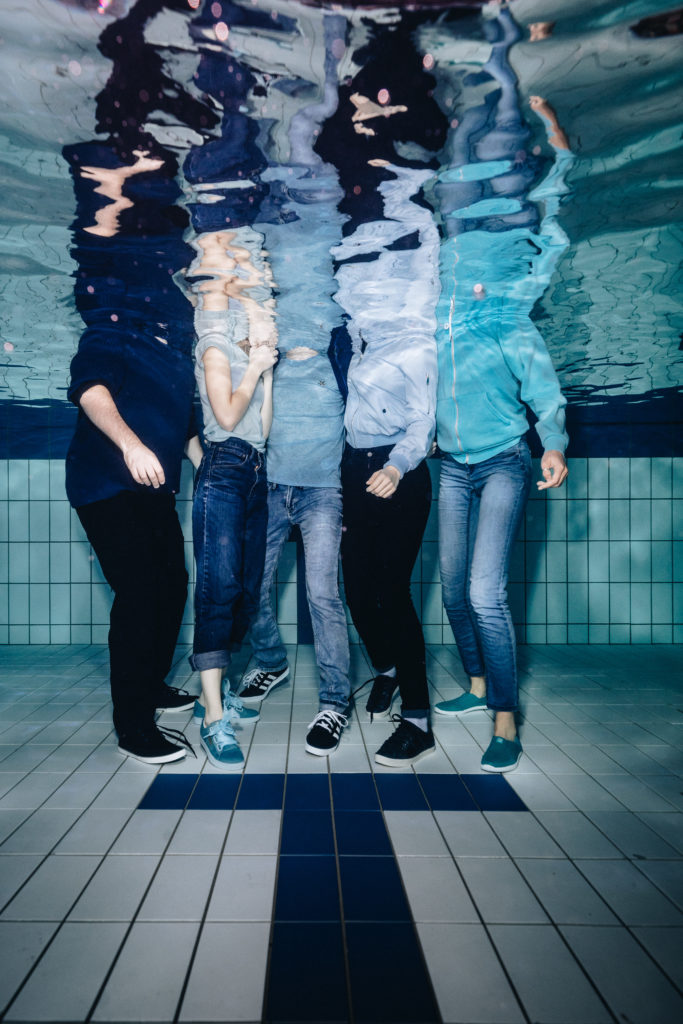 Photographie de groupe des comédiens du Jeune Théâtre en Région Centre-Val de Loire en résidence au Centre Dramatique National de Tours sous l'eau dans le centre Aquatique du Lac à Tours le 25 novembre 2018 en prévision de la communication du festival de théâtre WET de 2019. Les comédiens sont Blanche Adilon, Alyssia Derly, Mikaël Grédé, Anthony Jeanne et Charlotte NGandeu.