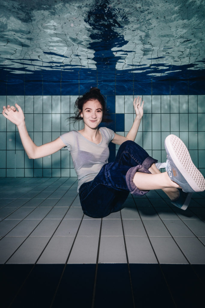 Photographie de groupe des comédiens du Jeune Théâtre en Région Centre-Val de Loire en résidence au Centre Dramatique National de Tours sous l'eau dans le centre Aquatique du Lac à Tours le 25 novembre 2018 en prévision de la communication du festival de théâtre WET de 2019. Les comédiens sont Blanche Adilon, Alyssia Derly, Mikaël Grédé, Anthony Jeanne et Charlotte NGandeu.