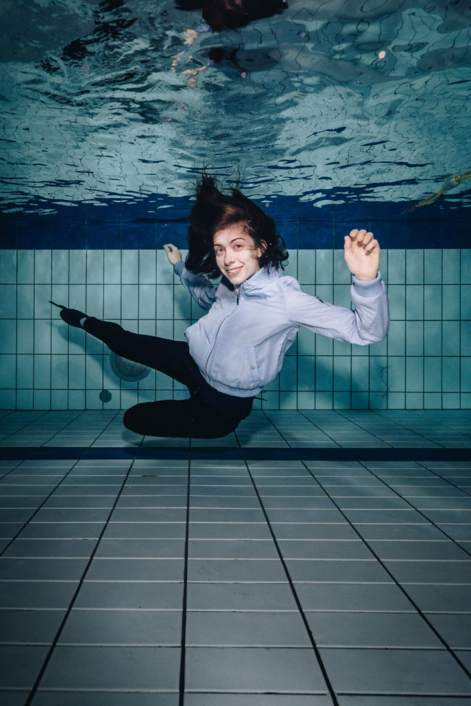 Photographie de groupe des comédiens du Jeune Théâtre en Région Centre-Val de Loire en résidence au Centre Dramatique National de Tours sous l'eau dans le centre Aquatique du Lac à Tours le 25 novembre 2018 en prévision de la communication du festival de théâtre WET de 2019. Les comédiens sont Blanche Adilon, Alyssia Derly, Mikaël Grédé, Anthony Jeanne et Charlotte NGandeu.