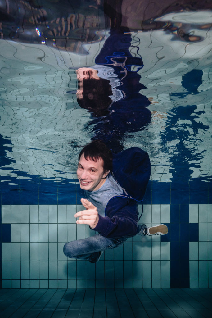 Photographie de groupe des comédiens du Jeune Théâtre en Région Centre-Val de Loire en résidence au Centre Dramatique National de Tours sous l'eau dans le centre Aquatique du Lac à Tours le 25 novembre 2018 en prévision de la communication du festival de théâtre WET de 2019. Les comédiens sont Blanche Adilon, Alyssia Derly, Mikaël Grédé, Anthony Jeanne et Charlotte NGandeu.
