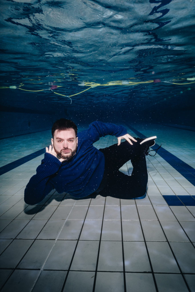 Photographie de groupe des comédiens du Jeune Théâtre en Région Centre-Val de Loire en résidence au Centre Dramatique National de Tours sous l'eau dans le centre Aquatique du Lac à Tours le 25 novembre 2018 en prévision de la communication du festival de théâtre WET de 2019. Les comédiens sont Blanche Adilon, Alyssia Derly, Mikaël Grédé, Anthony Jeanne et Charlotte NGandeu.