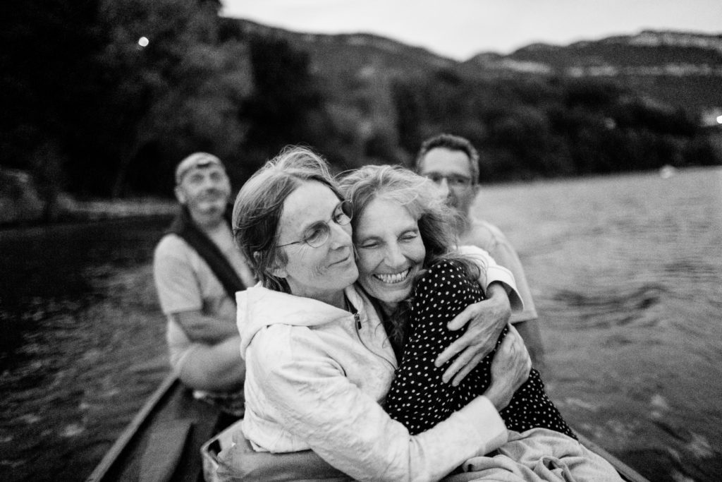Les artistes Marie Morel et Mylène Besson s'enlaçent à la fin d'une promenade en barque sur le lac du Bourget (Savoie - 73), le 19 aout 2020.