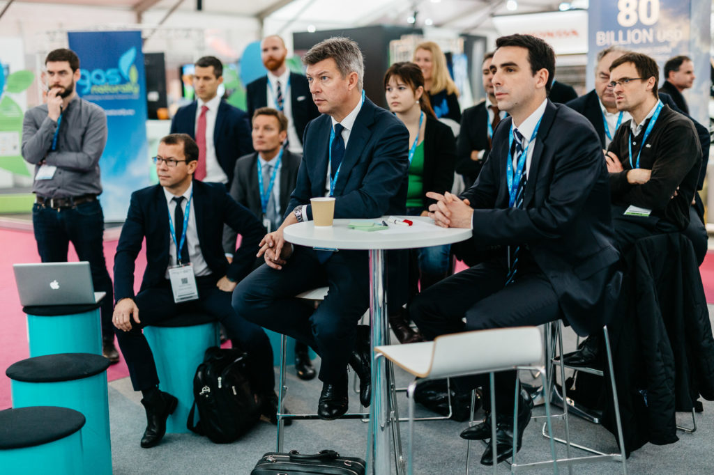 Le Bourget. 8 décembre Des hommes d'affaires assistent à une conférence à la galerie des solutions, un évènement annexe organisé pour les professionnels afin que les entreprises présentent leurs solutions et pratiques pour lutter contre le changement climatique.
