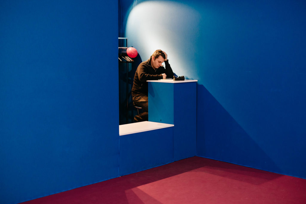 Le Bourget. 8 décembre. Un responsable d'un vestiaire patiente à la galerie des solutions en marge de la COP21. Les allées de l'évènement sont très actives entre 9h 18h mais le site est ouvert en permanence.