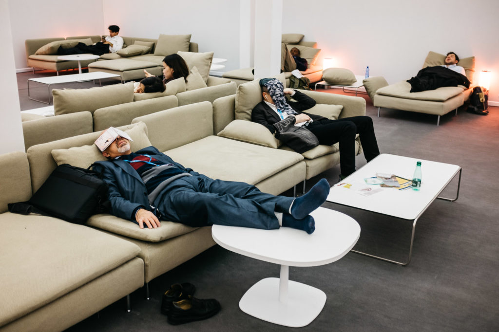 Le Bourget. 10 novembre. Des délégués s'accordent une sieste dans l'espace 