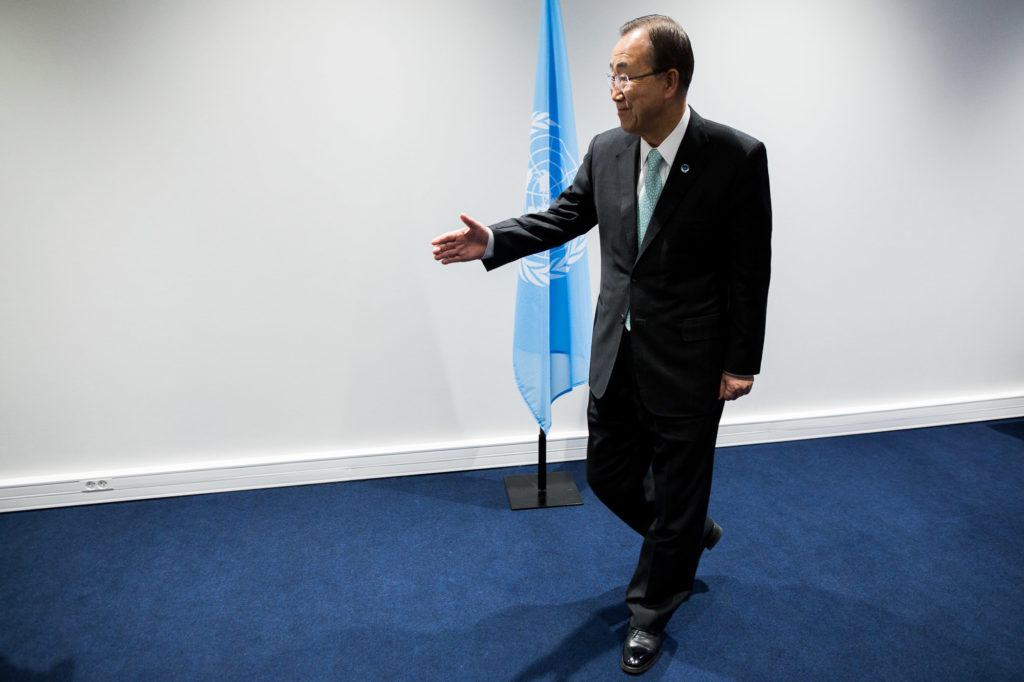 Le Bourget. 11 décembre. Alors que cela doit être la dernière journée de la COP21, Ban Ki-Moon, secrétaire générale des Nations Unies, enchaîne les consultations dans son bureau sur le site même de la COP. Il tente de faciliter les négociations en lien avec la présidence française.
