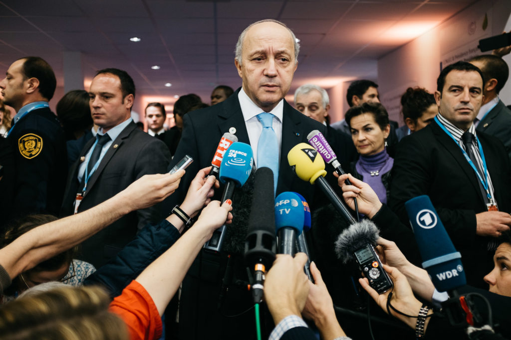 Laurent Fabius, ministre des Affaires étrangères et du Développement international de la France et président de la COP21 de Paris, 69 ans, fait une déclaration expresse et sans question devant la presse française et internationale prévenue 10 minutes auparavant à 19h le vendredi 11 décembre 2015 devant l'espace de la présidence française de la COP21 au Parc des Expositions du Bourget. C'est sa dernière prise de parole devant la presse avant la présentation de l'accord de paris sur le changement climatique le samedi 12 décembre 2015. Fatigué, il se veut toutefois confiant et promet que l'accord sera là et adopté par les 196 partis réunis sous l'égide de l'ONU.