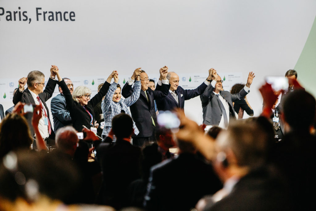 Laurent Fabius, ministre des Affaires étrangères et du Développement international de la France et président de la COP21 de Paris, 69 ans, célèbre une seconde fois (après l'arrivée de François Hollande et Ban Ki-Moonà la tribune) l'adoption par consensus de l'accord de Paris dans la salle plénière La Seine au parc des Expositions du Bourget le 12 décembre 2015 dans le cadre de la COP21. Après deux semaines de négociations non-stop, c'est une standing ovation de plusieurs minutes qui accueille la nouvelle de la part des 1500 personnes présentes représentants 196 partis.  La COP21 est une conférence sur le changement climatique sous l'égide des Nations Unies. À la droite de Laurent Fabius se trouve Ban Ki-Moon, secrétaire général des Nations Unies, Christiana Figueres, secrétaire exécutive de la Convention-cadre des Nations unies sur les changements climatiques et Laurence Tubiana, ambassadrice chargée des négociations sur le changement climatique pour la France et à sa gauche François Hollande, président de la République Française. /// Laurent Fabius, Minister of Foreign Affairs and International Development of France and President of the COP21 in Paris, 69, celebrated a second time (after the arrival of Francois Hollande and Ban Ki-Moona the podium) adoption by consensus of the Paris agreement in the plenary room The Seine at Le Bourget Exhibition Centre December 12 2015 as part of the COP21. After two weeks of non-stop negotiations, it is a standing ovation of several minutes welcomes new from the 1,500 people present representatives 196 parties. COP21 is the conference on climate change under the auspices of the United Nations. To the right of Laurent Fabius is Ban Ki-Moon, Secretary General of the United Nations, Christiana Figueres, Executive Secretary of the Framework UN Convention on Climate Change and Laurence Tubiana, Ambassador in charge of negotiations on climate change for France and left François Hollande, President of th