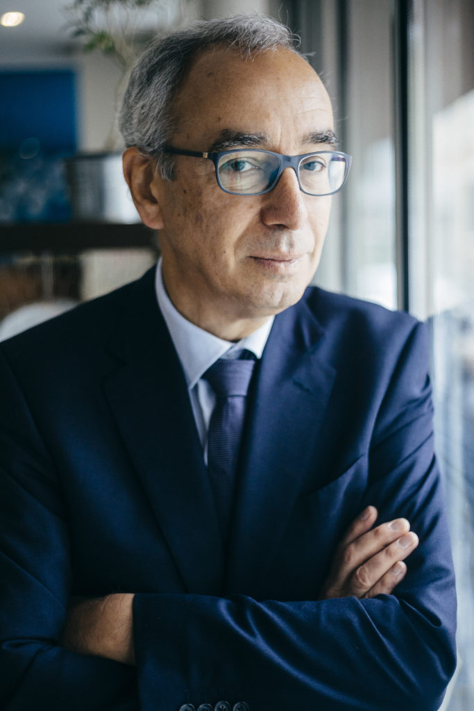 Jean Pisani-Ferry, français, 62 ans, commissaire général à la stratégie et à la prospective et économiste, réponds au question d'un journaliste de Pélerin Magazine à l'Auberge Flora le mercredi 9 juillet 2014. Jean Pisani-Ferry est l'auteur du rapport 