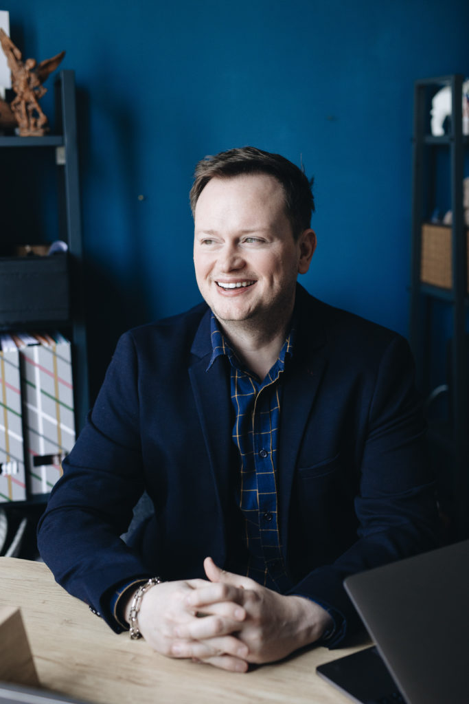 Portrait de Tony Madelaine, inspecteur régional en Île-de-France et chef de l'équipe commercial de Garance, photographié chez lui le 26 mars 2021 dans le cadre du rapport annuel du groupe Garance.