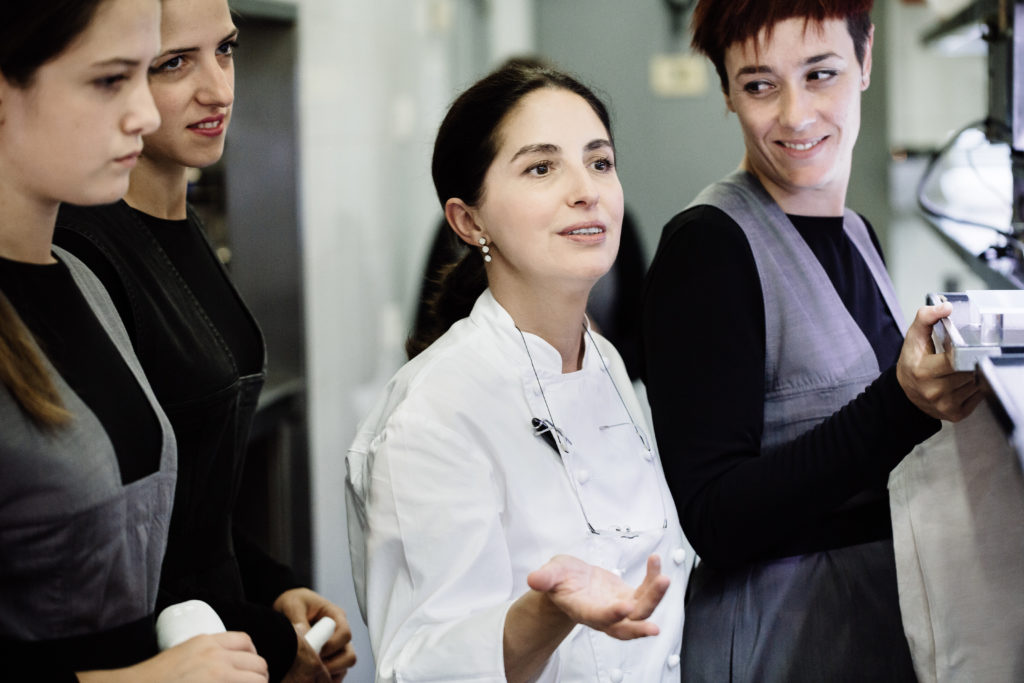 Le restaurant Arzak et sa chef Elena Arzak à San Sebastian. Le restaurant est un trois étoiles au Guide Michelin depuis 25 ans.