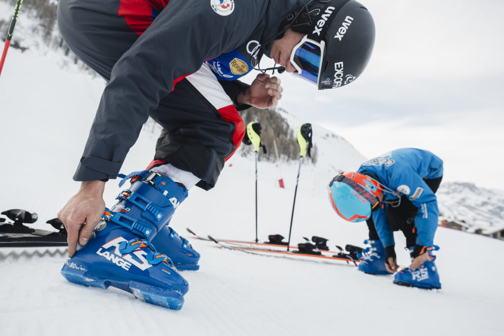 Shooting des produits chaussures de ski Lange à Val d'Isère et Combloux les 2 et 3 avril 2019 pour la réalisation d'une vidéo de publicité avec Clément Noël et un jeune skieur.