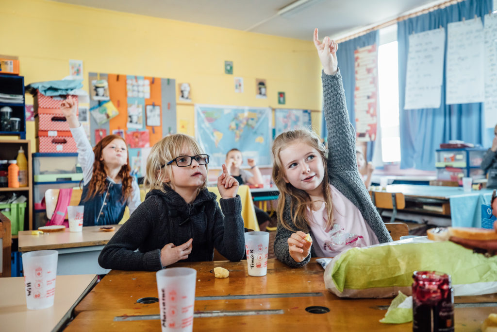 Matinée et petit déjeuner dans une classe de CP de l'école élémentaire Voltaire à Arras le 22 mai 2019. Les petits déjeuners sont une initiative mise en place une fois par semaine de 8h45 à 9h30 pour les écoliers. La classe bénéficie également d'une diminution de moitié du nombre d'élèves qui sont une douzaine pour l'année scolaire.