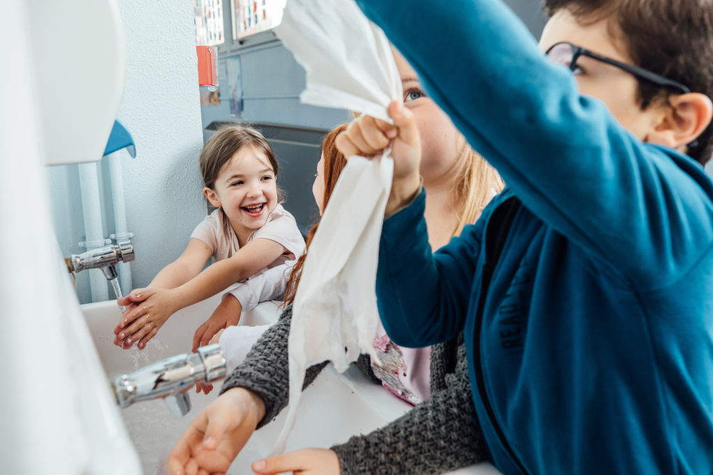 Matinée et petit déjeuner dans une classe de CP de l'école élémentaire Voltaire à Arras le 22 mai 2019. Les petits déjeuners sont une initiative mise en place une fois par semaine de 8h45 à 9h30 pour les écoliers. La classe bénéficie également d'une diminution de moitié du nombre d'élèves qui sont une douzaine pour l'année scolaire.