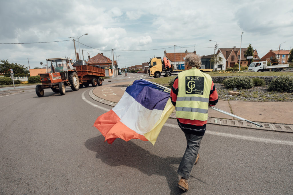Gilets jaunes au rond-point des Quatres Chemins à Somain le mercredi 22 mai 2019. Une dizaine de personnes se retrouvent à tour de rôle l'après midi autour d'une table pour discuter et faire perdurer le mouvement des gilets jaunes. Ils