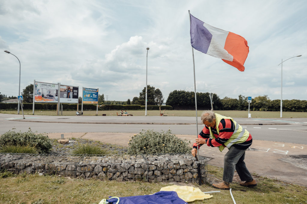 Gilets jaunes au rond-point des Quatres Chemins à Somain le mercredi 22 mai 2019. Une dizaine de personnes se retrouvent à tour de rôle l'après midi autour d'une table pour discuter et faire perdurer le mouvement des gilets jaunes. Ils