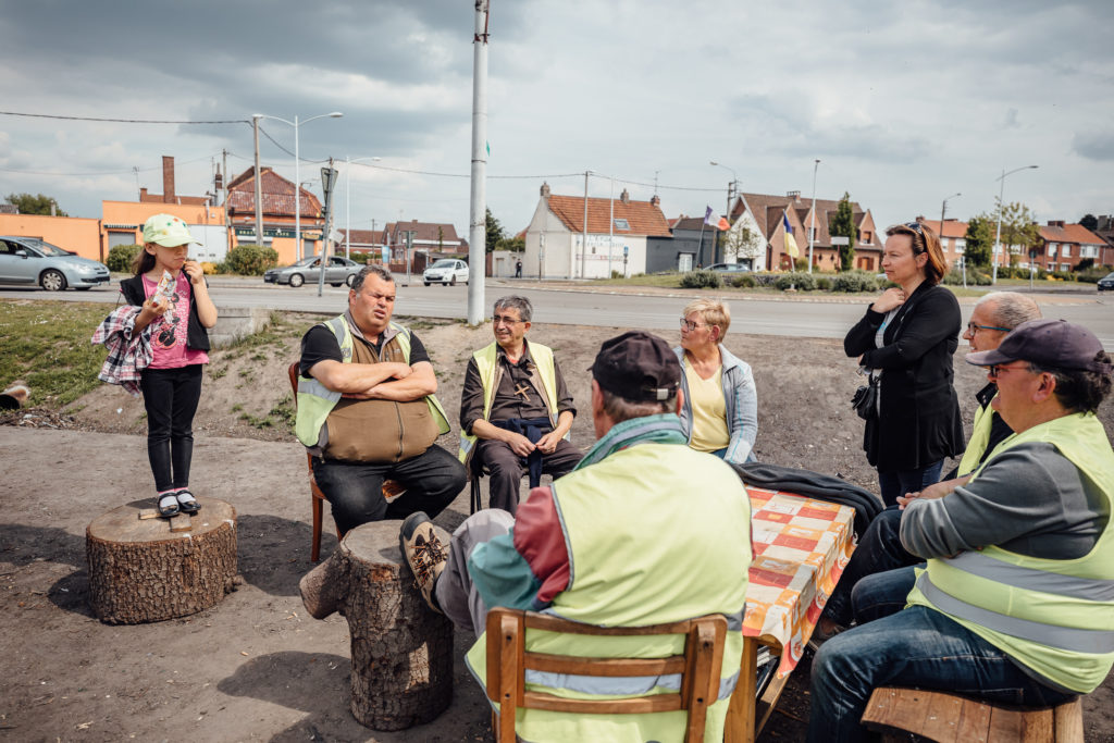 Gilets jaunes au rond-point des Quatres Chemins à Somain le mercredi 22 mai 2019. Une dizaine de personnes se retrouvent à tour de rôle l'après midi autour d'une table pour discuter et faire perdurer le mouvement des gilets jaunes. Ils