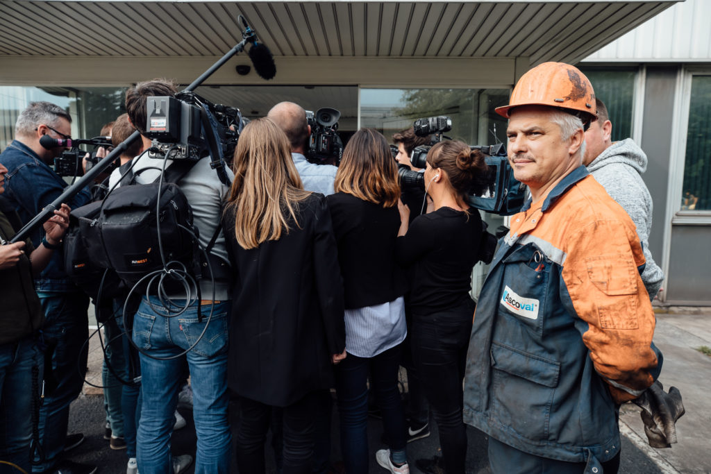 Journée de travail le 22 mai 2019 chez Ascoval, une aciérie dans le nord de la France à Saint-Saulve, d'environ 300 salariés. Elle est présidée par Cédric Orban et a connu ces dernières années plusieurs restructurations. Cette semaine là, son dernier repreneur, le britannique British Steel annonce sa mise sous administration au Royaume Unis plaçant les salariés et la direction dans le doute sur la poursuite d'activité. Les médias viennent à la rencontre des équipes et de Xavier Bertrand, président de la région Hauts de France.
