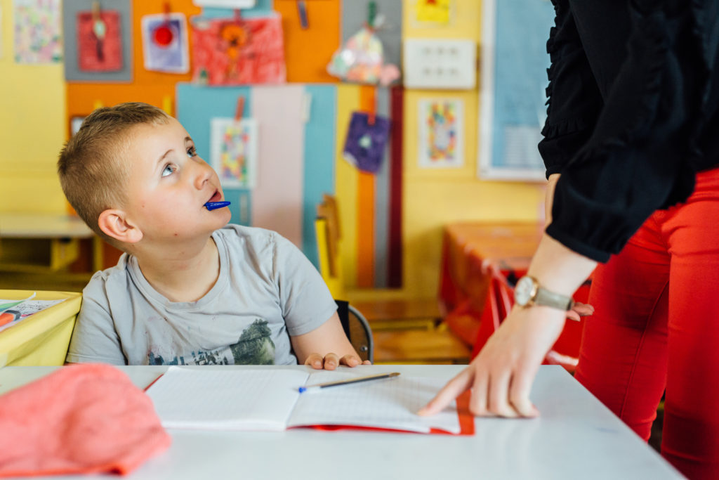 Matinée et petit déjeuner dans une classe de CP de l'école élémentaire Voltaire à Arras le 22 mai 2019. Les petits déjeuners sont une initiative mise en place une fois par semaine de 8h45 à 9h30 pour les écoliers. La classe bénéficie également d'une diminution de moitié du nombre d'élèves qui sont une douzaine pour l'année scolaire.