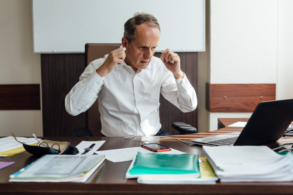 Journée de travail le 22 mai 2019 chez Ascoval, une aciérie dans le nord de la France à Saint-Saulve, d'environ 300 salariés. Elle est présidée par Cédric Orban et a connu ces dernières années plusieurs restructurations. Cette semaine là, son dernier repreneur, le britannique British Steel annonce sa mise sous administration au Royaume Unis plaçant les salariés et la direction dans le doute sur la poursuite d'activité. Les médias viennent à la rencontre des équipes et de Xavier Bertrand, président de la région Hauts de France. Sur la photo, Cédric Orban au téléphone avec différents interlocuteurs du dossier.