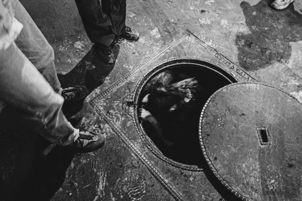 Cataphilie dans la nuit du 9 au 10 mai dans une galerie souterraine du 13éme arrondissement parisien avec une vingtaine de personne. Début de la descente Place d'Italie.