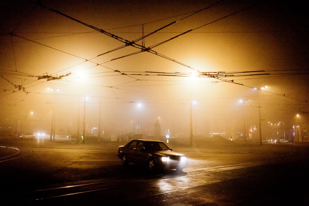 Une voiture sur la place Slavija recouverte de l'épais brouillard d'hiver : le Magla. Belgrade. Serbie. 19 novembre 2011.