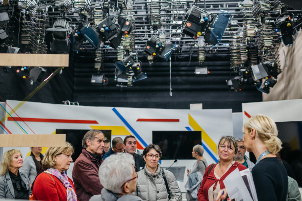 Les Rencontres Téléspectacteurs de France Télévisions - Table Ronde sur la fiction à Marseille le jeudi 30 novembre 2016 dans les locaux régional du groupe France Télévisions. Une trentaine de participants se sont retrouvés pendant 2 heures pour débattre de la Fiction au sein de France TV en présence de : Erika Wicke de Haeck (Producteur exécutif), et Thierry Aflalou (Comstrip production). Le débat est animé par Thierry Bezer (journaliste France 3) et Jean-Maxence Granier (ThinkOut).