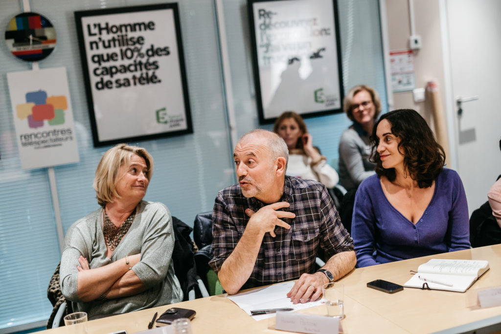 Les Rencontres Téléspectacteurs de France Télévisions - Table Ronde sur le documentaire le 2 décembre 2016 dans les locaux de France 5 à Issy-Les Moulineaux. Une vingtaine de participants se réunissent pendant 2 heures pour débattre du documentaire au sein de France TV en présence de : Caroline Behar, (directrice des documentaires de France 5),  Marina Carrère d'Encausse (coproductrice et coprésentatrice des émissions médicales de France 5, et directrice des rédactions), Rachel Kahn (Et la suite production) et Richard Poisson (Eclectic production). Le débat est animé par Hélène Risacher, (directrice adjointe des magazines de l’information de France Télévisions) et Jean-Maxence Granier (ThinkOut).