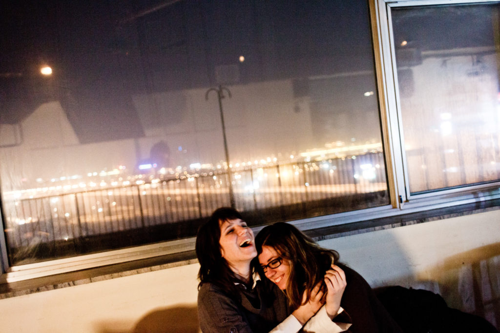 Katarina Mijic et son amie Aleks Marjanovic, étudiantes serbe en architecture en fin de soirée au Jazz Club Čekaonica ouvert en mai 2011 au dernière étage de l'immeuble BIGZ (qui abritait L'ancienne imprimerie nationale de Yougoslavie). Ce lieu abrite aujourd'hui des artistes, une salle de cirque, des studios de musique, des start-up et de ce jazz club qui bénéficie d'une terrasse panoramique sur toute la ville. La capitale serbe est en passe de devenir l'une des villes européennes les plus attractive en ce qui concerne la vie nocturne et la culture alternative. /// Katarina Mijic & his friend Aleks Marjanovic,  serbian students of architecture at the end of evening in Jazz Club Čekaonica open since 2011 May at the top floor of BIGZ Building (where was the old Yougoslavia government publications office). This place host currently artists, circus room, music studios, start-up & this jazz club with a large balcony which have a panoramic view to all the city. The Serbian capital is becoming one of the most attractive european city about night life and underground culture.